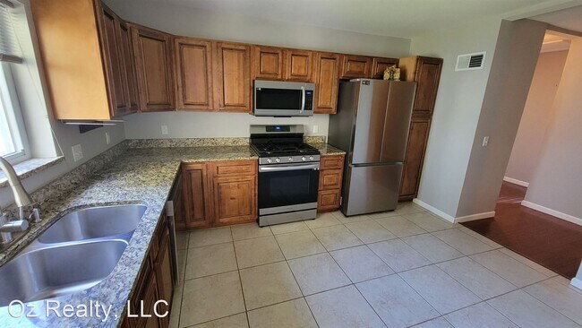 Building Photo - 3 br, 2 bath House - 516 W 6th St