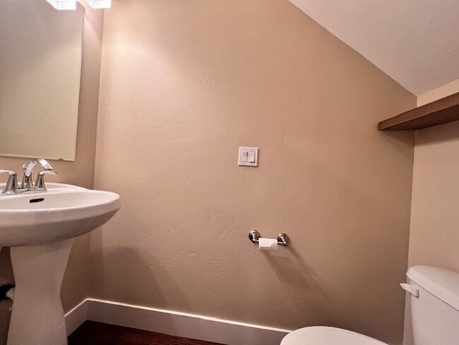Building Photo - Exquisite 3-Bed, 2.5-Bath Home in Prime Bo...