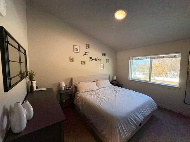 Foto del edificio - 64 W 600 S