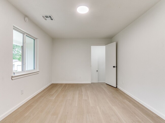 Building Photo - 911 Crabtree Cove