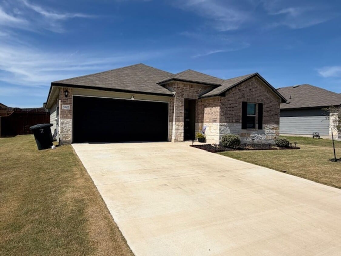 Building Photo - 4 Bedroom 2 Bath in Mesa Verde