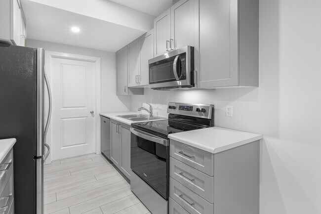 Photo du bâtiment - 1439 Cherniak Way SW