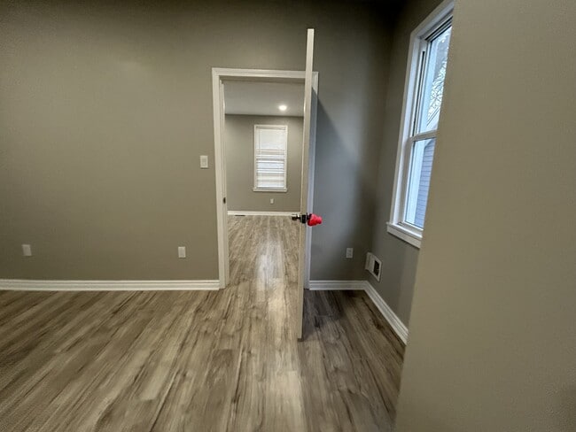 Building Photo - 541 Roseland Ave