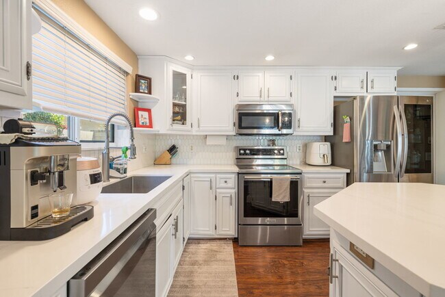 Building Photo - 43911 La Carmela Dr