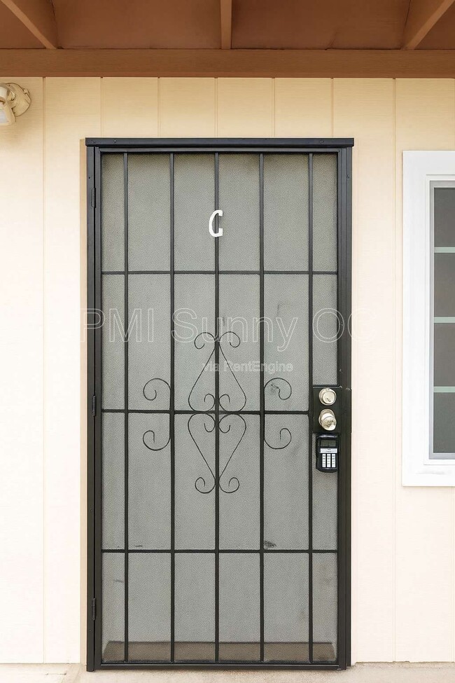 Photo - 747 N Philadelphia St House