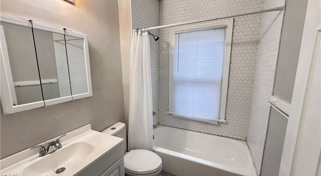 Foto principal - 3273 E 126th St