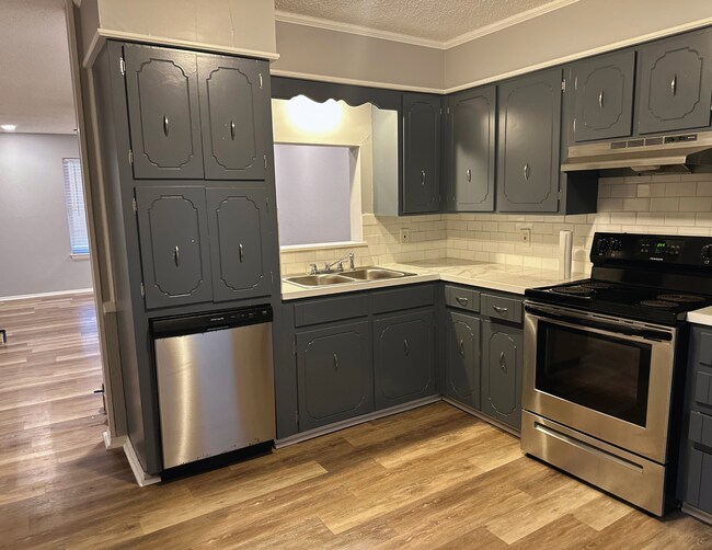 Cocina con electrodomésticos de acero inoxidable - 8302 Woodview Dr E