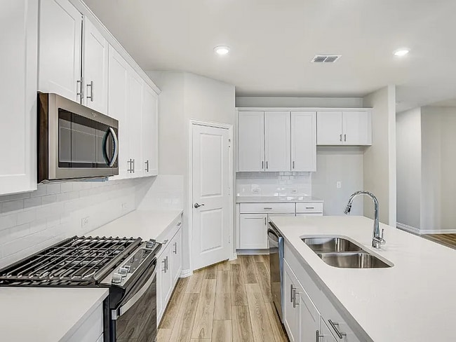 Foto del edificio - 3416 Kingsview Dr