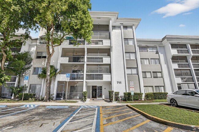 Foto del edificio - 711 N Pine Island Rd