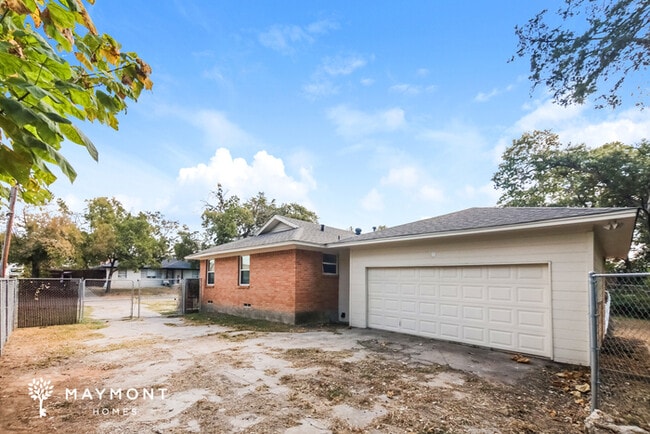 Building Photo - 3817 Rockbluff Dr