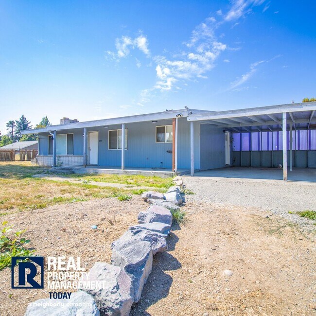 Foto del edificio - Great 3 Bedroom With Covered Carport!