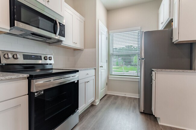 Building Photo - 2 Bedroom 2.5 Bath Townhome in Fayetteville!