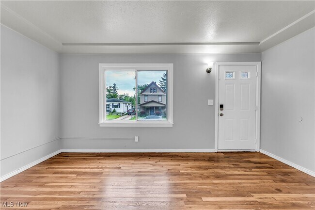 Foto del edificio - 4472 E 156th St