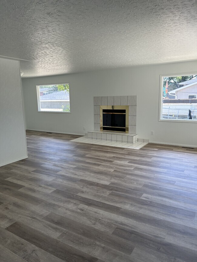 Building Photo - 11829-11847 47 St NW