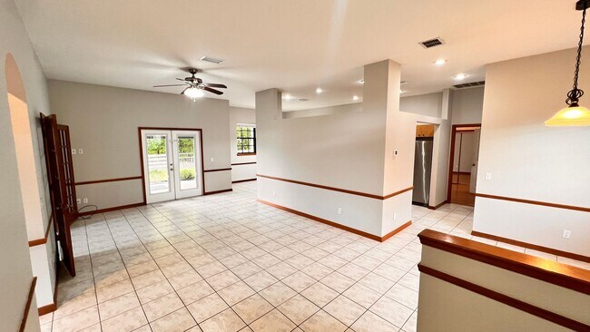 Building Photo - Charming Home in Sunny Slopes – Oviedo, FL