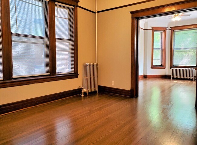 Building Photo - Wrigleyville - Updated 2-Bdrm + Den / 1-Ba...