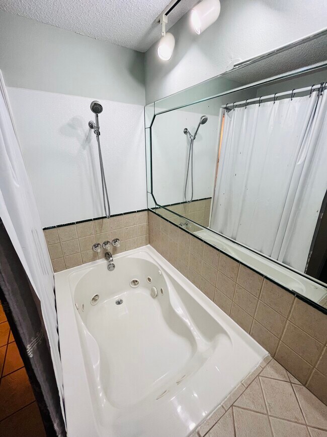 Building Photo - 389 Clubhouse Dr