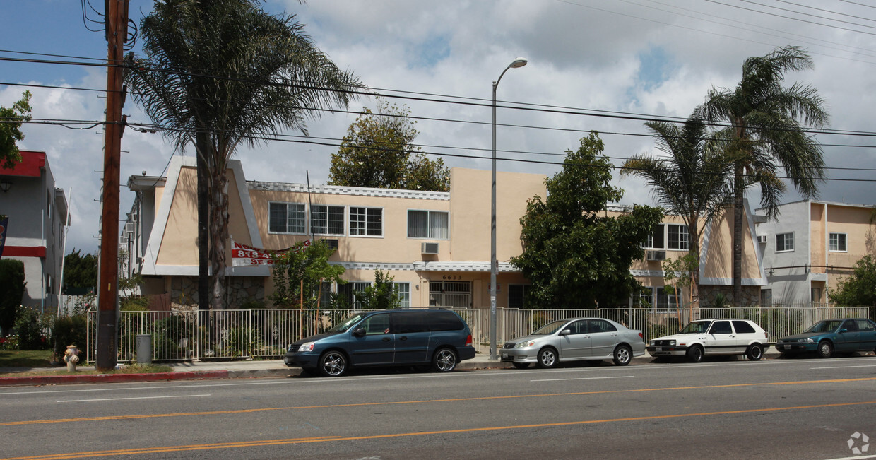 Foto del edificio - 6633 Woodley Ave