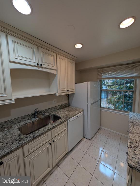 Foto del edificio - 5964 Westchester Park Dr