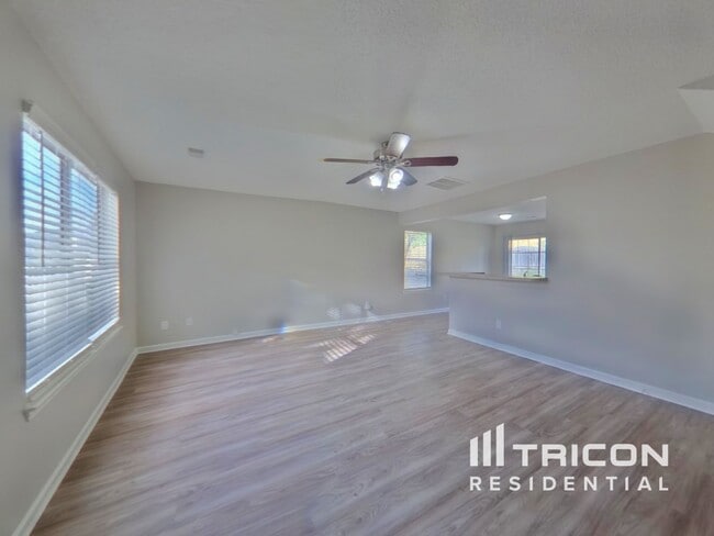 Foto del edificio - 325 Hampton Ridge Dr