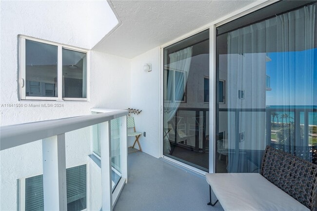 Building Photo - 2457 Collins Ave