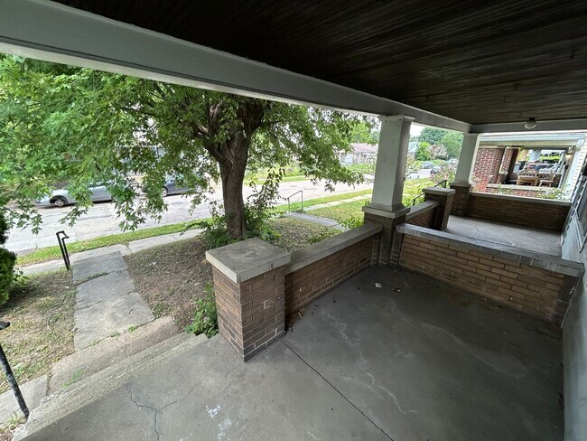 Foto del edificio - 821 N Bradley Ave