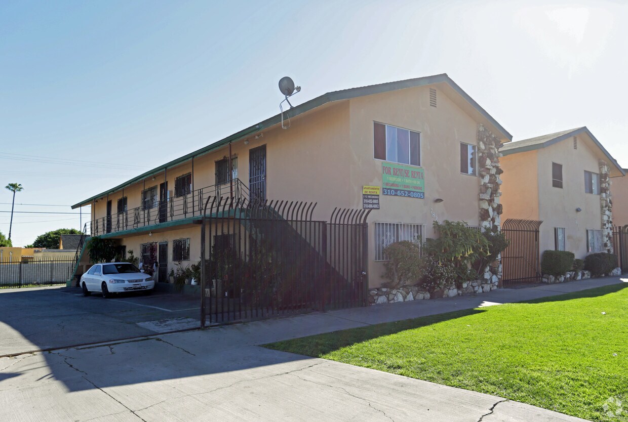 Foto principal - 7822-7830 S Western Ave
