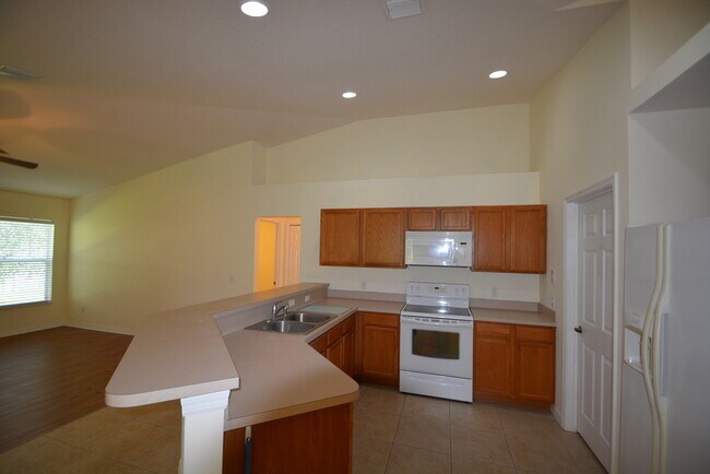 Foto del edificio - 3 BR 2 Bath Home in Southeast Palm Bay
