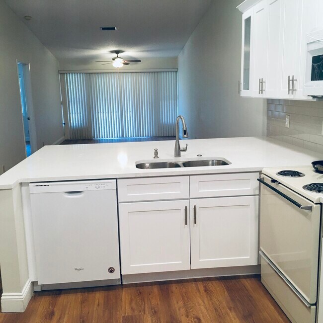Foto del edificio - 8955 Sunnywood Pl