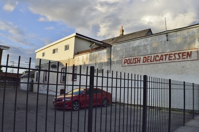 Foto del edificio - 5846 W Fullerton Ave