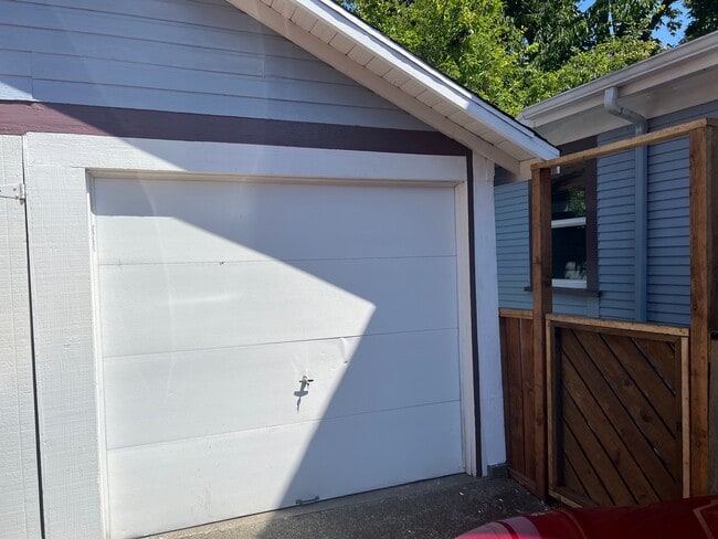 garage - 1310 Astor St