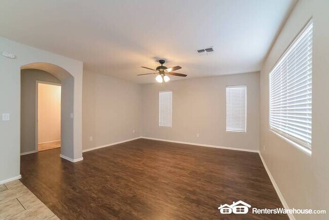Foto del edificio - Lovely 2-story 4bed/2.5bath home available...