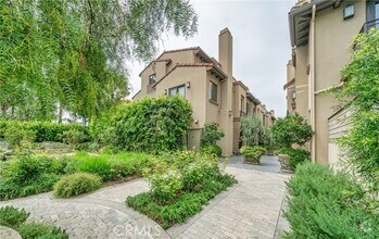 Building Photo - 823 S Bundy Dr