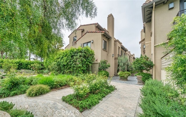 Foto principal - 823 S Bundy Dr