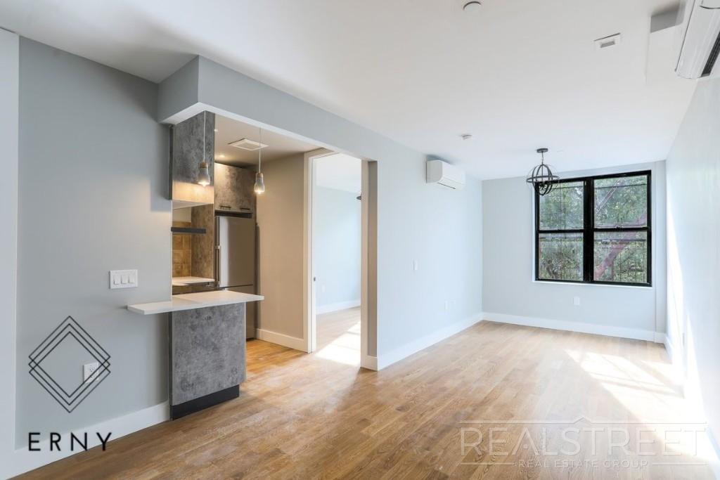 Foto principal - 970A Gates Ave