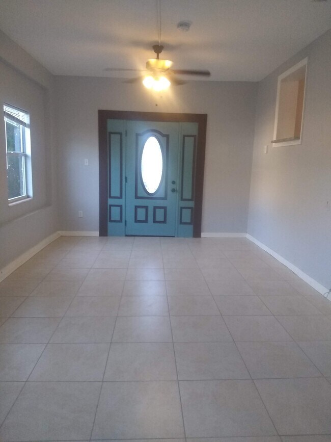 Bright Living Room - 701 Southwest Blvd N