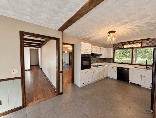 Building Photo - 19 Maple Way