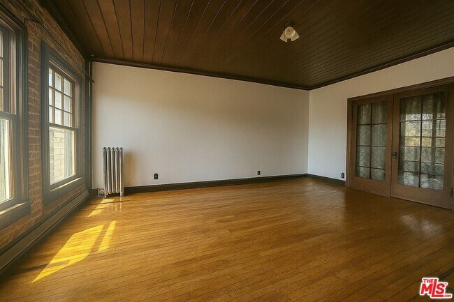 Foto del edificio - 2121 James M Wood Blvd