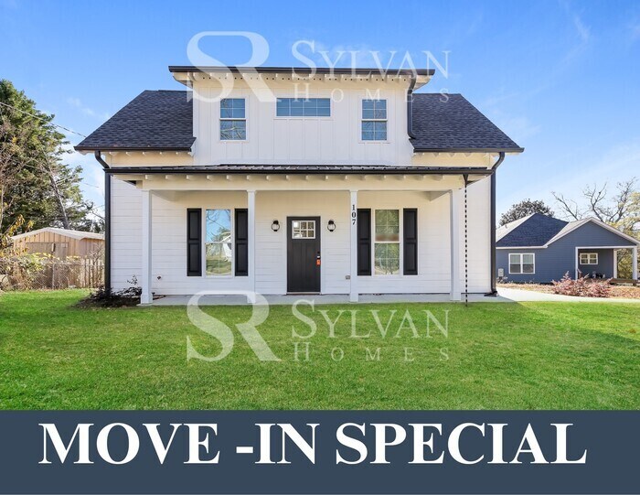 Foto principal - The living is easy in this 3 bedroom, 2 ba...