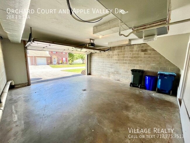 Building Photo - Plenty of parking! Roomy 2-bed townhome wi...