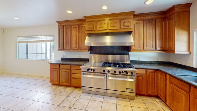 Foto del edificio - Single Story 4/2 Sprawling Estate w/ RV Pa...