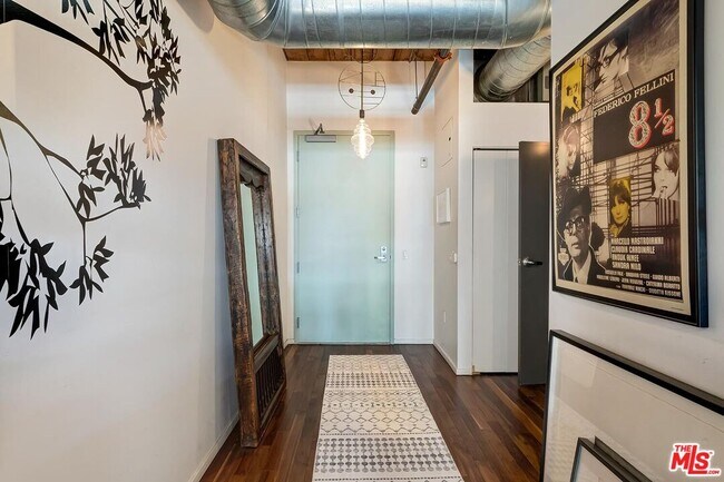 Building Photo - 530 S Hewitt St