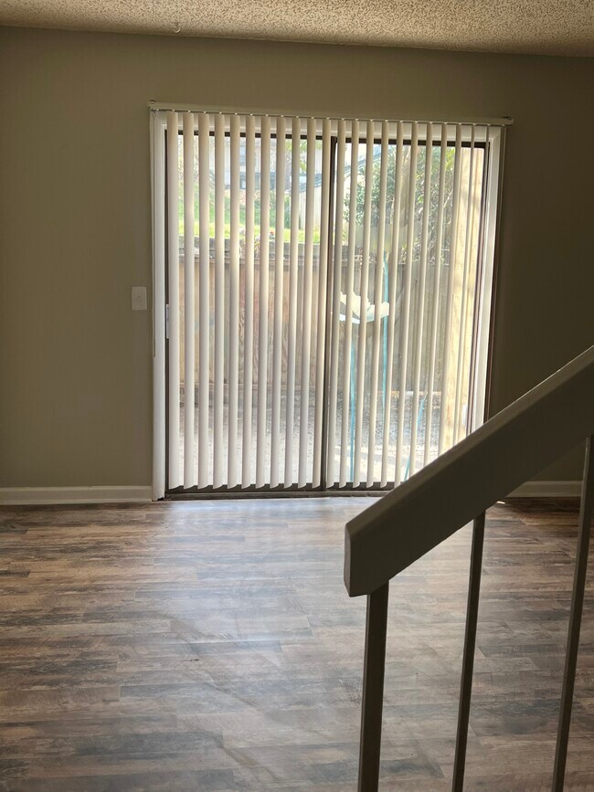 Foto del edificio - 537 Hickory Hill Dr