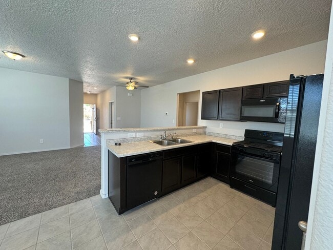 Building Photo - 4 bed 2 bath home in Huning Ranch! Newly B...