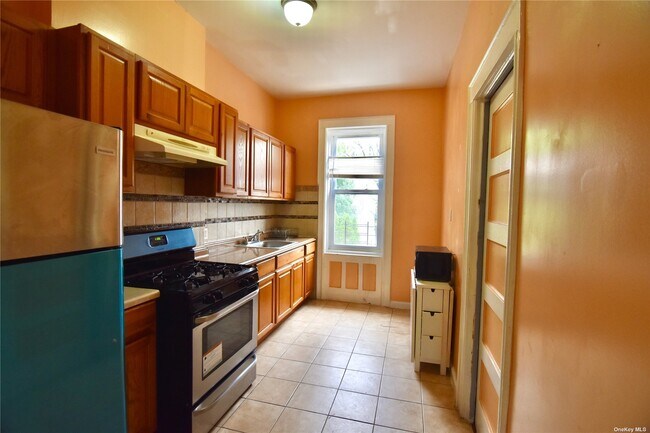 Building Photo - 76-31 85th Dr