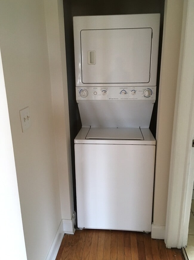 Foto del edificio - 2-Bedroom, Top-Floor Condo in North Rogers Park