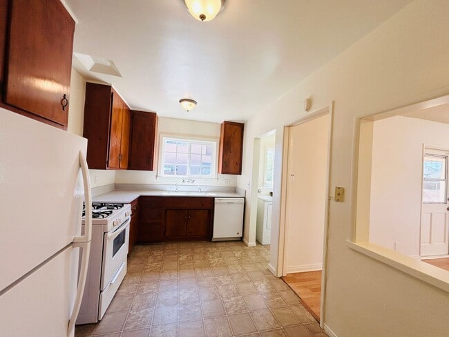 Building Photo - Delightful 3 bedroom 1 1/2 Bathroom Single...