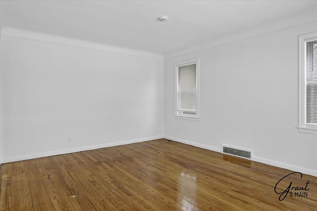 Building Photo - $1300 3 bedrooms