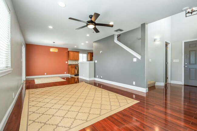 Foto del edificio - Beautiful Designed & Updated 3 bed/2.5 Bat...