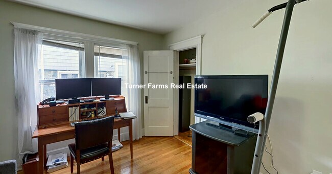 Building Photo - 18 Bond St